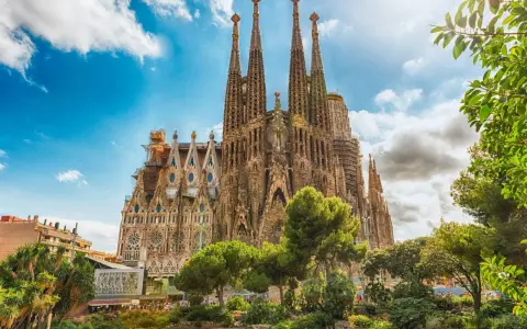 La Sagrada Familia, un sogno di Gaudí, attira visitatori da tutto il mondo. Lavorare a Barcellona qui sarebbe un'esperienza unica.