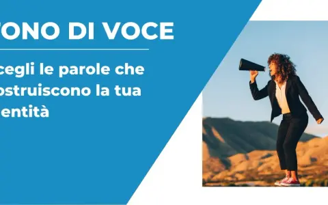 Donna con megafono, con frasi con tono che costruiscono l'identità.