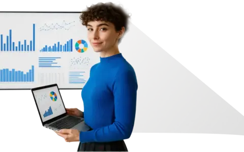 Donna con laptop mostra grafici, perfetta per un corso data analyst.