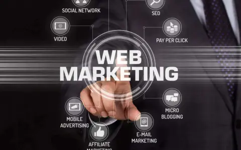 Un uomo tocca uno schermo con le parole "Web Marketing". Il corso di web marketing manager copre SEO, social, video, PPC, email, microblogging e affiliate.