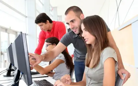 Formazione in aula: un tutor guida gli apprendisti. Si discute di contratto apprendistato licenziamento, sperando in un futuro positivo.