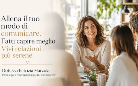 Una donna sorride mentre parla, incoraggiando a comunicare meglio prima di parlare. Dott.ssa Patrizia Marzola, Psicologa.