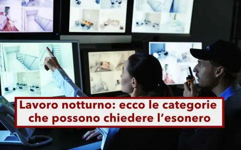 Guardie di sicurezza monitorano telecamere, una indica lo schermo. Il testo parla di lavoro notturno e esoneri.