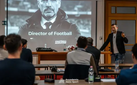 Un relatore parla a un pubblico interessato, con una proiezione che mostra "Director of Football". Un corso per chi vuole lavorare nel calcio.