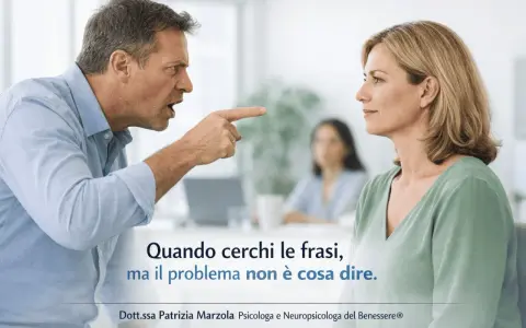 Uomo arrabbiato punta il dito contro una donna. La gente parla senza sapere, cercando le parole giuste ma ignorando il vero problema.