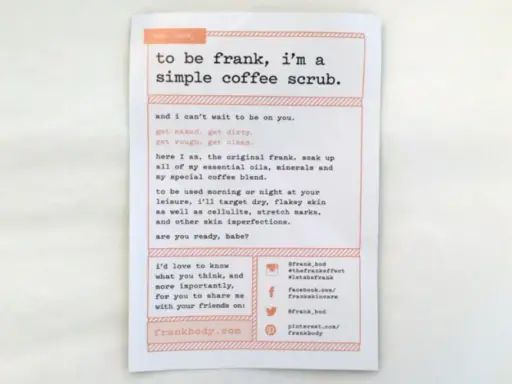 Un foglietto con frasi di saluto e ringraziamento per un caffè scrub. Invita a provare il prodotto per una pelle liscia e perfetta.