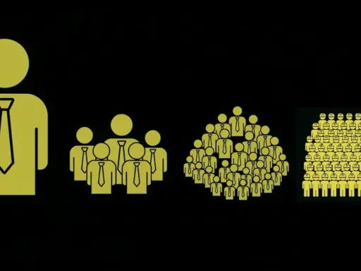Icone di persone con cravatta, da una a molte, che rappresentano la crescita del team e l'aumento dello stipendio nel customer service.