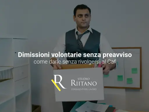 Uomo con scatola di effetti personali, pronto a licenziarsi senza preavviso. Guida su come dare le dimissioni.