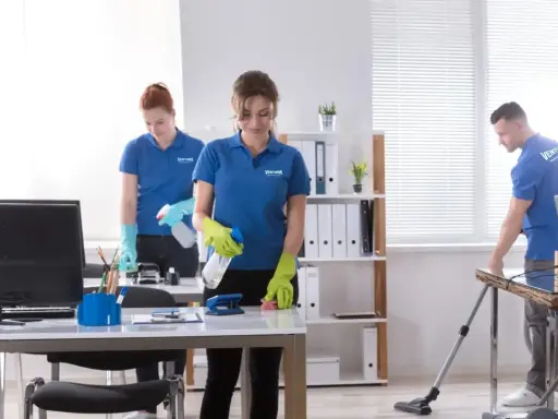 Addetti alle pulizie in ufficio, un lavoro part time che garantisce un buon stipendio. Pulizia scrivanie e pavimenti.