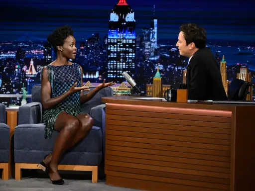 Lupita Nyong'o parla con Jimmy Fallon in uno studio TV. Un sogno che si avvera per chi vuole lavorare in TV senza esperienza.