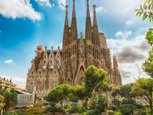 La Sagrada Familia, un sogno di Gaudí, attira visitatori da tutto il mondo. Lavorare a Barcellona qui sarebbe un'esperienza unica.