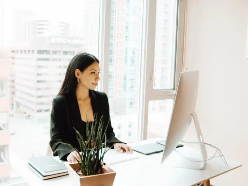 Donna al computer, concentrata sul suo lavoro. Si occupa del back office, gestendo dati e organizzando informazioni per l'azienda.
