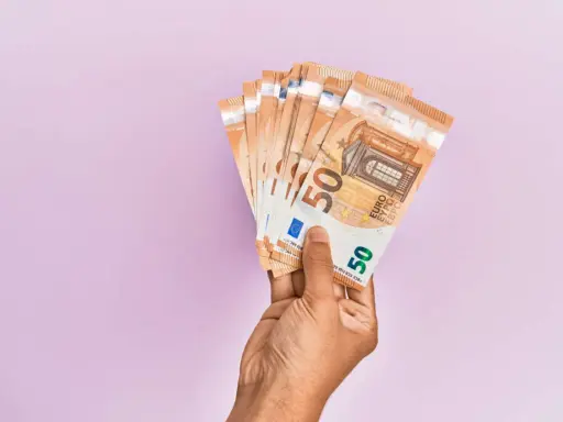 Mano che tiene banconote da 50 euro, pronte per quando si paga l'INPS.