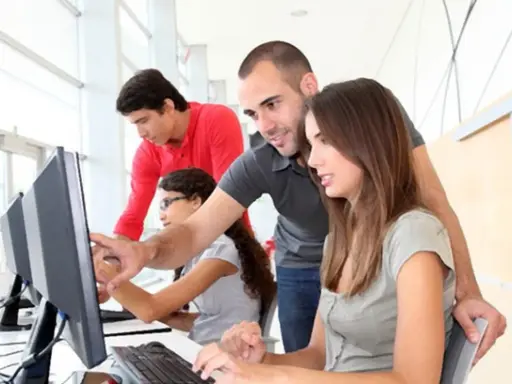 Formazione in aula: un tutor guida gli apprendisti. Si discute di contratto apprendistato licenziamento, sperando in un futuro positivo.