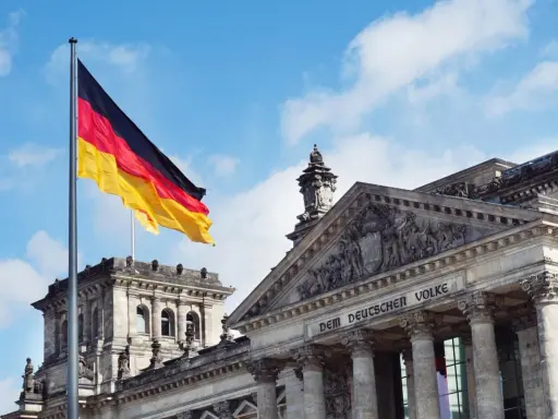 Bandiera tedesca sventola davanti al Reichstag. Impara il tedesco online gratis!