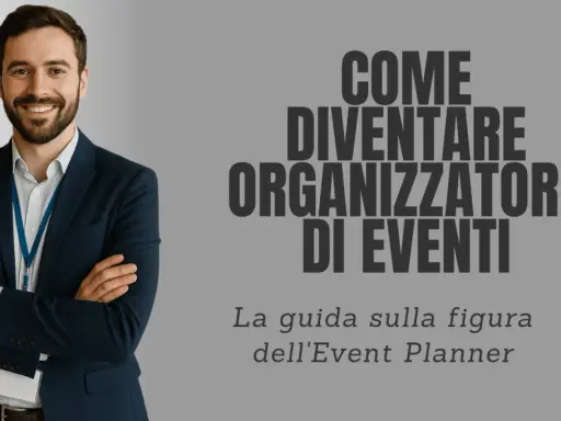 Uomo sorridente in giacca e cravatta, con badge, pronto per i corsi di event planner. Guida per diventare organizzatore di eventi.