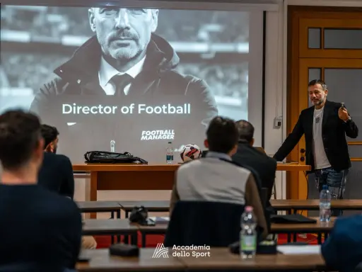 Un relatore parla a un pubblico interessato, con una proiezione che mostra "Director of Football". Un corso per chi vuole lavorare nel calcio.