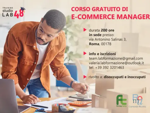 Uomo al lavoro su un tavolo con laptop, pacchi e calcolatrice. Annuncio di corsi di formazione professionale gratuiti per E-Commerce Manager.