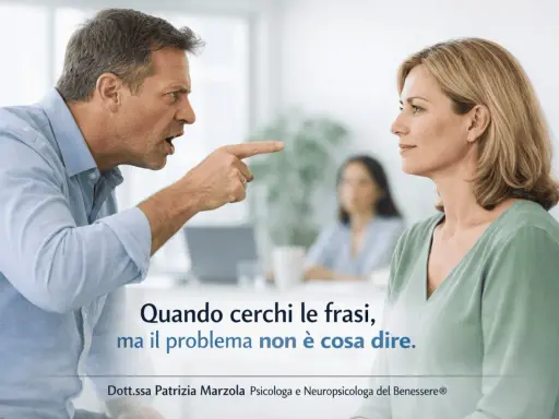 Uomo arrabbiato punta il dito contro una donna. La gente parla senza sapere, cercando le parole giuste ma ignorando il vero problema.