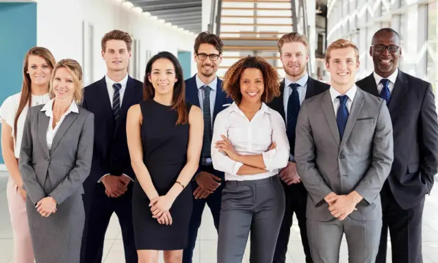 Un gruppo di professionisti sorridenti, pronti a contribuire al **programma Gol Regione Lazio**.
