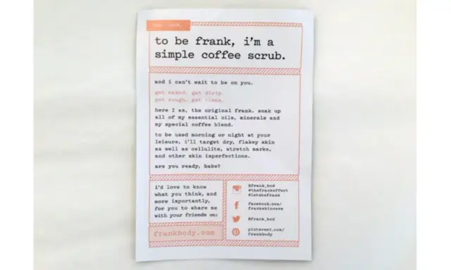 Un foglietto con frasi di saluto e ringraziamento per un caffè scrub. Invita a provare il prodotto per una pelle liscia e perfetta.
