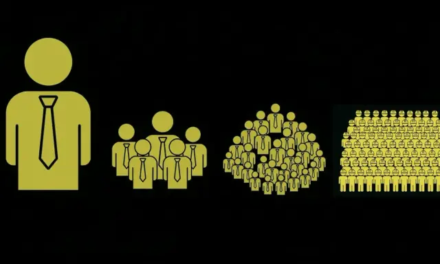 Icone di persone con cravatta, da una a molte, che rappresentano la crescita del team e l'aumento dello stipendio nel customer service.