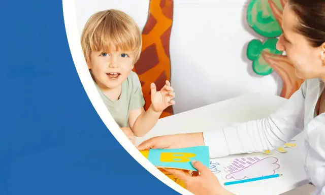 Bambino sorridente impara lettere con un tecnico ABA. Corso di apprendimento divertente.