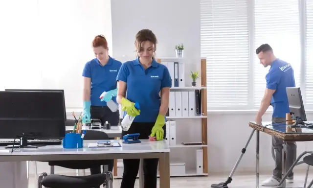 Addetti alle pulizie in ufficio, un lavoro part time che garantisce un buon stipendio. Pulizia scrivanie e pavimenti.