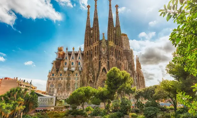 La Sagrada Familia, un sogno di Gaudí, attira visitatori da tutto il mondo. Lavorare a Barcellona qui sarebbe un'esperienza unica.