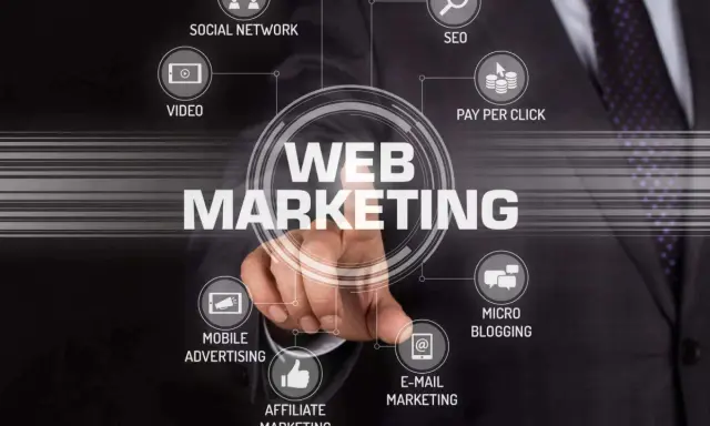 Un uomo tocca uno schermo con le parole "Web Marketing". Il corso di web marketing manager copre SEO, social, video, PPC, email, microblogging e affiliate.