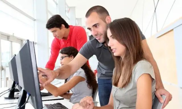 Formazione in aula: un tutor guida gli apprendisti. Si discute di contratto apprendistato licenziamento, sperando in un futuro positivo.
