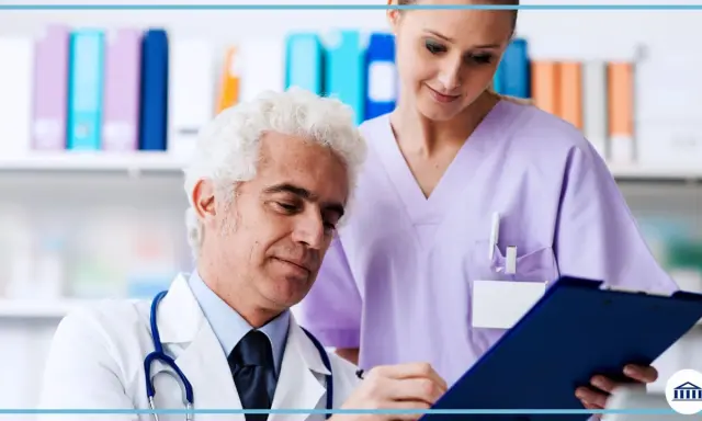 Medico anziano e giovane assistente studiano insieme un referto. Un'immagine che evoca il **corso assistente studio medico**.