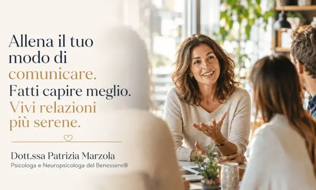 Una donna sorride mentre parla, incoraggiando a comunicare meglio prima di parlare. Dott.ssa Patrizia Marzola, Psicologa.