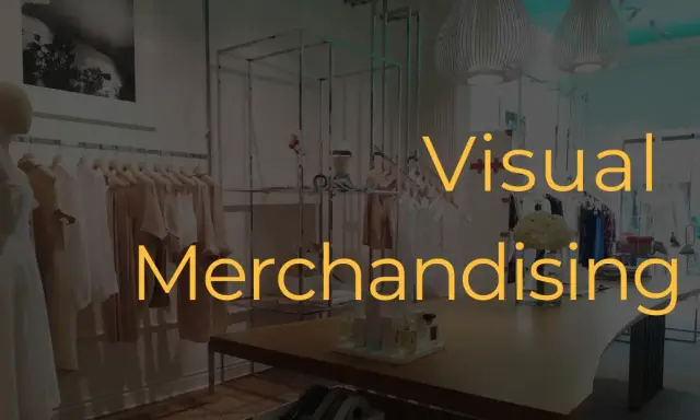Interno di un negozio di abbigliamento con manichini e abiti in esposizione. Il testo "Visual Merchandising" è sovrapposto.