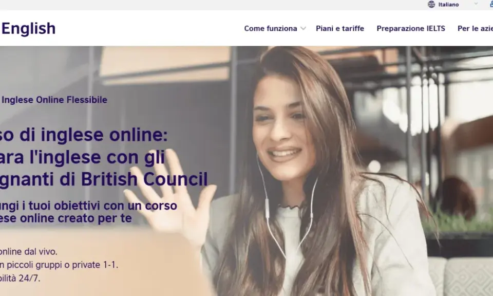 Donna sorridente partecipa a un corso di inglese online flessibile con insegnanti British Council. Impara l'inglese con lezioni dal vivo, gruppi o private.