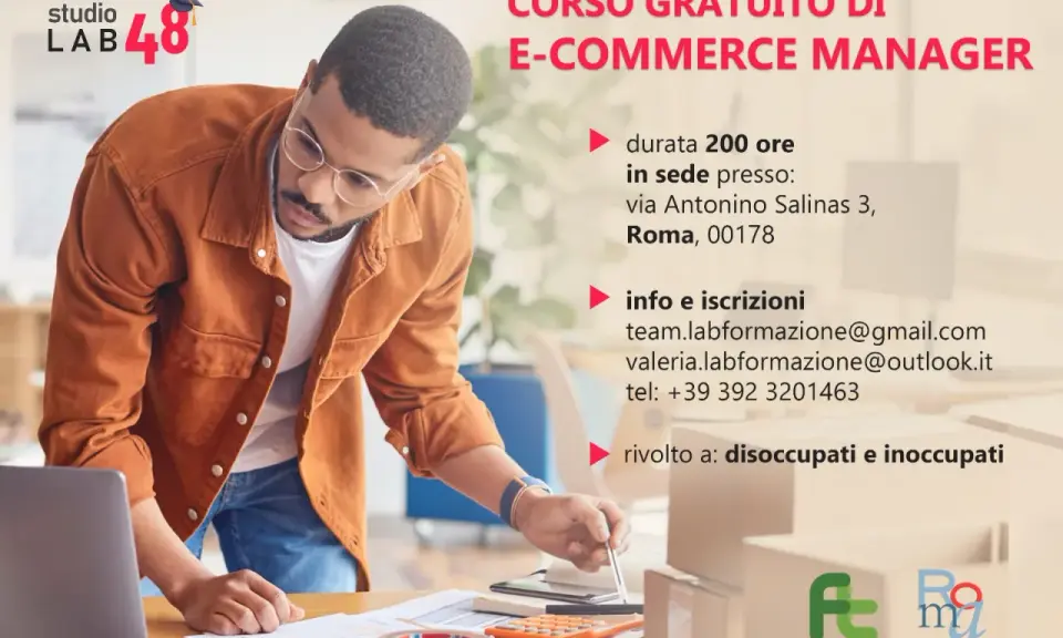 Uomo al lavoro su un tavolo con laptop, pacchi e calcolatrice. Annuncio di corsi di formazione professionale gratuiti per E-Commerce Manager.