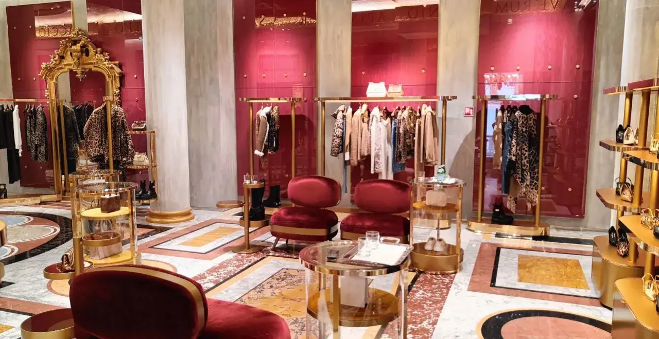 Lussuoso negozio di abbigliamento con capi leopardati e velluti rossi. Un'esperienza da personal shopper di alta moda.