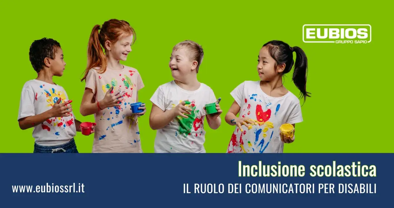Bambini di diverse etnie e abilit&agrave; giocano con i colori, un esempio di inclusione scolastica e del ruolo dell'assistente alla comunicazione.