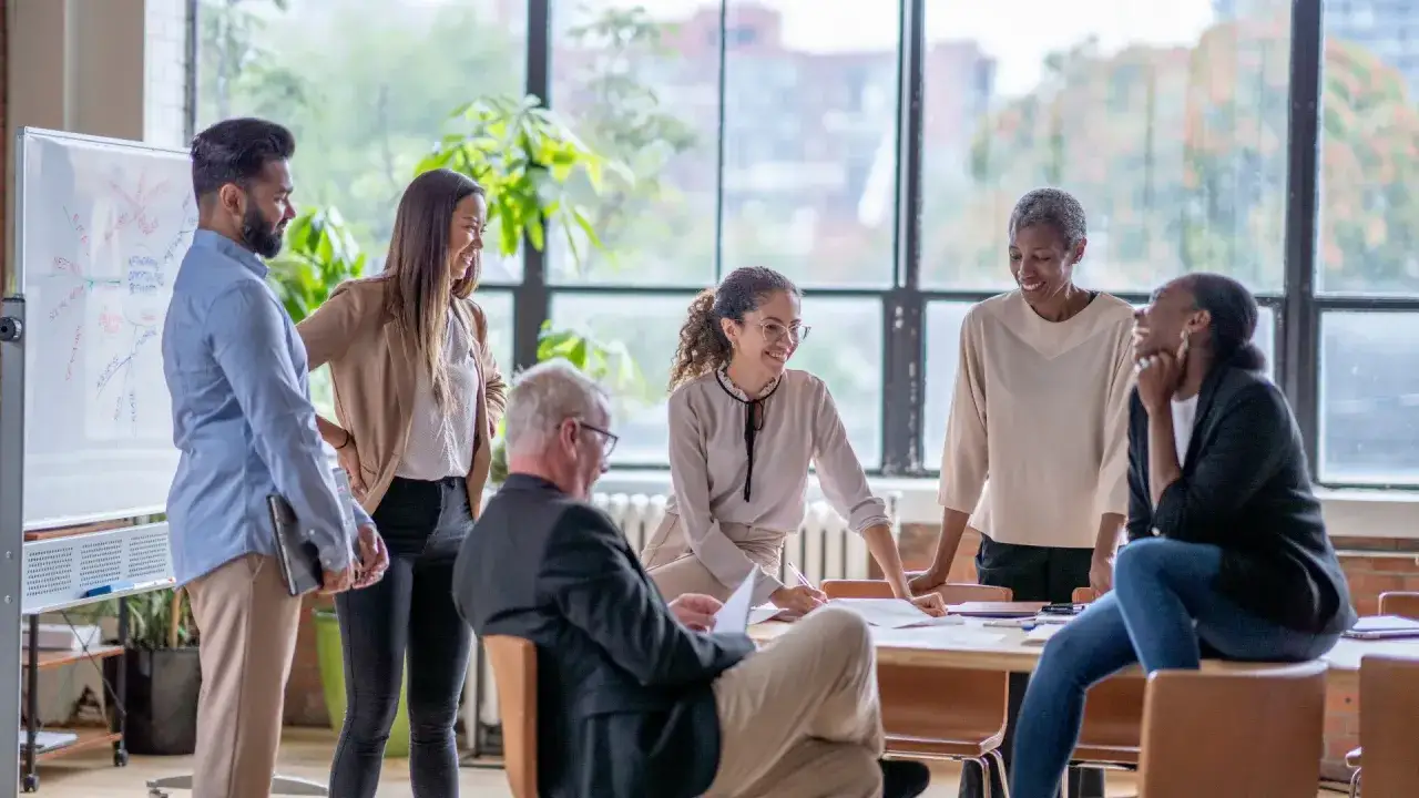 Team discute idee con proattività, significato di collaborazione e innovazione.