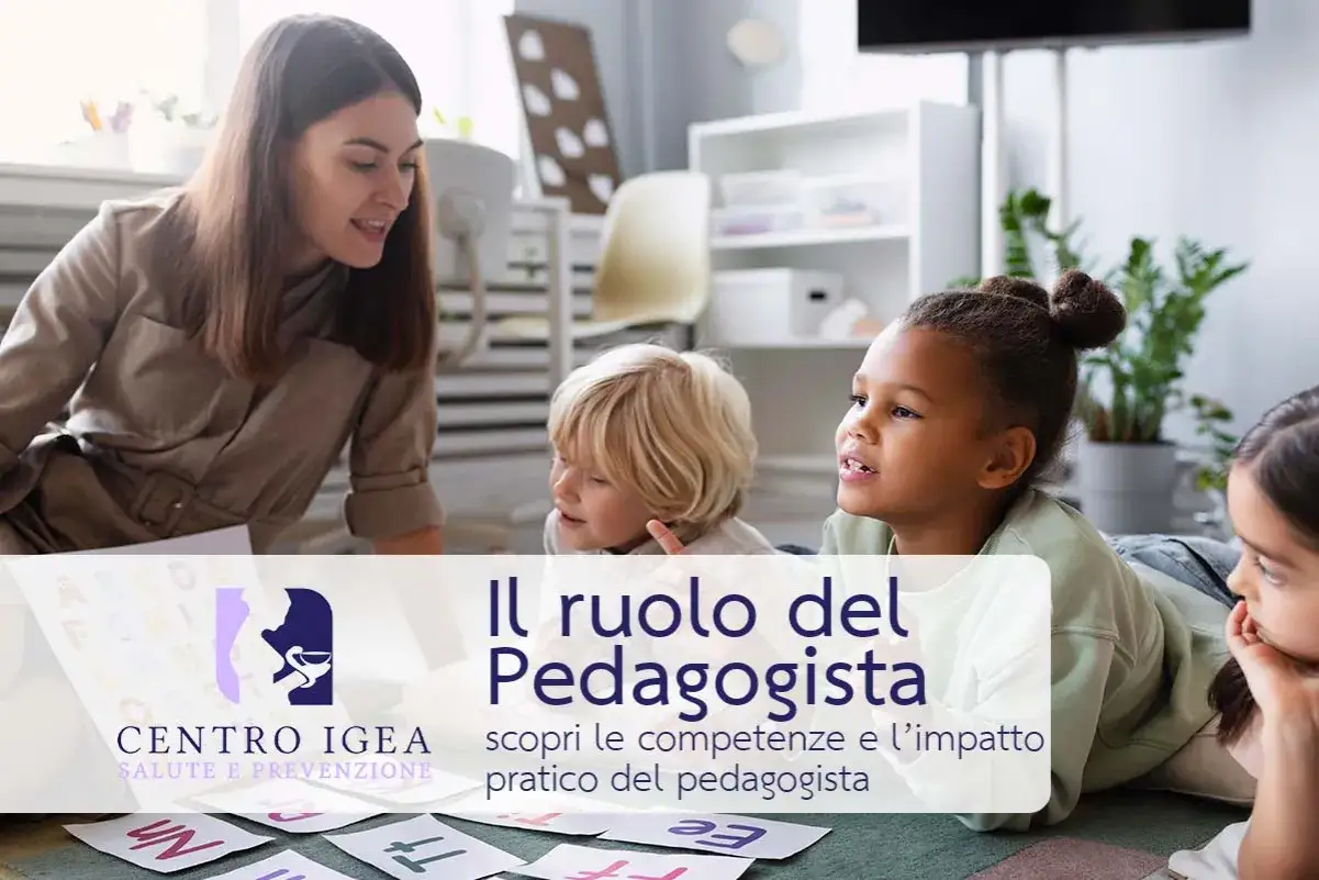 Una pedagogista interagisce con bambini, mostrando come il suo ruolo sia fondamentale per lo sviluppo e l'apprendimento.