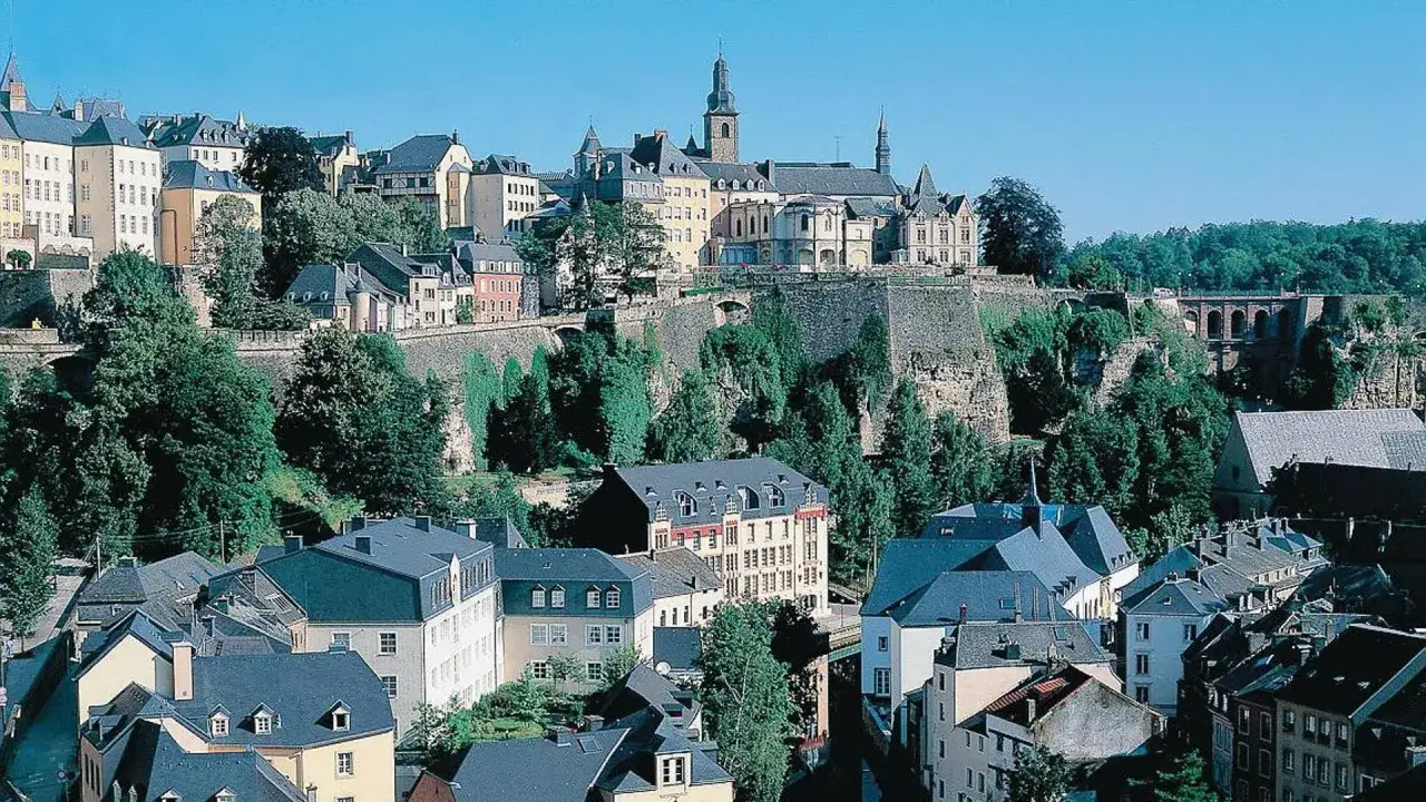 Panoramica di Lussemburgo con edifici storici e verdi colline. Un luogo dove il stipendio medio Lussemburgo &egrave; tra i pi&ugrave; alti d'Europa.