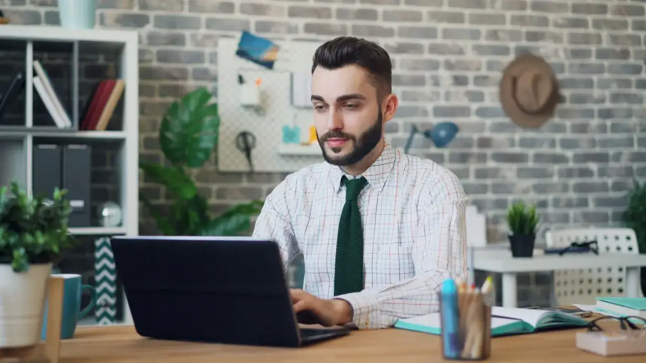 Uomo al computer, concentrato sul suo lavoro. Questo &egrave; il back office, cosa fa? Gestisce dati e processi.