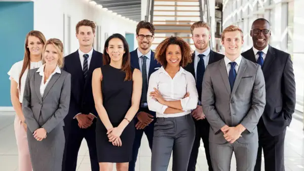 Un gruppo di professionisti sorridenti, pronti a contribuire al **programma Gol Regione Lazio**.