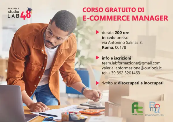 Uomo al lavoro su un tavolo con laptop, pacchi e calcolatrice. Annuncio di corsi di formazione professionale gratuiti per E-Commerce Manager.